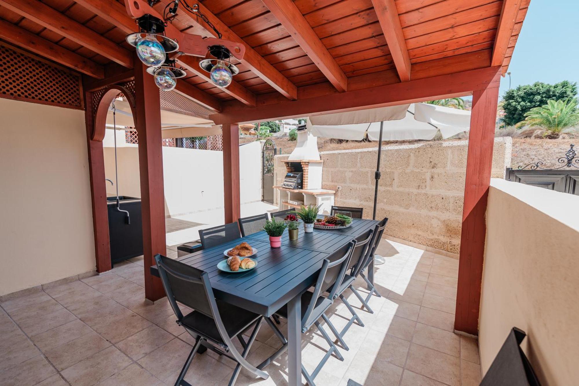 Comfortable 4-Bedroom Villa With Private Gardens Costa Adeje Dış mekan fotoğraf